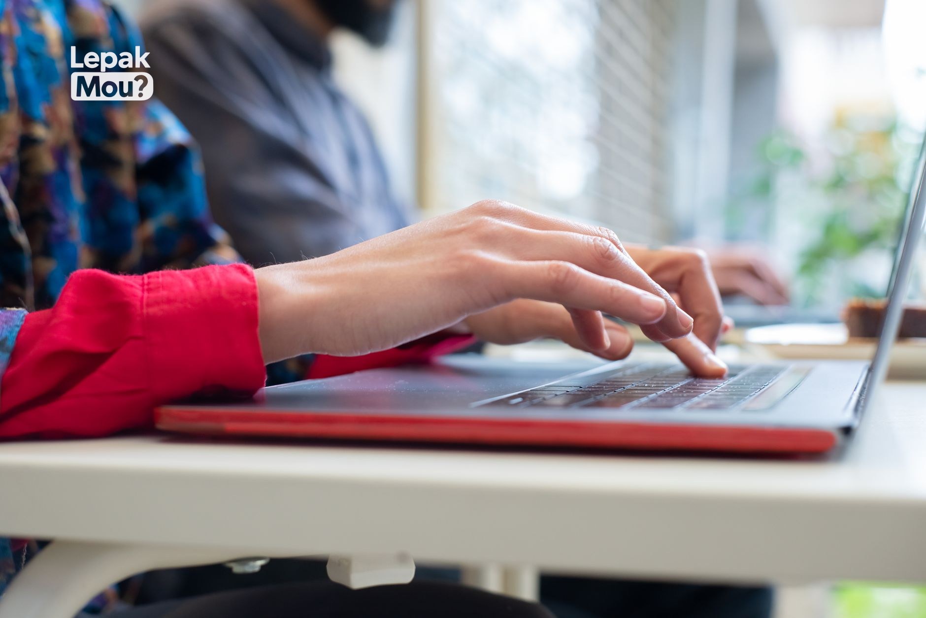 A professional conversation about declining a job offer