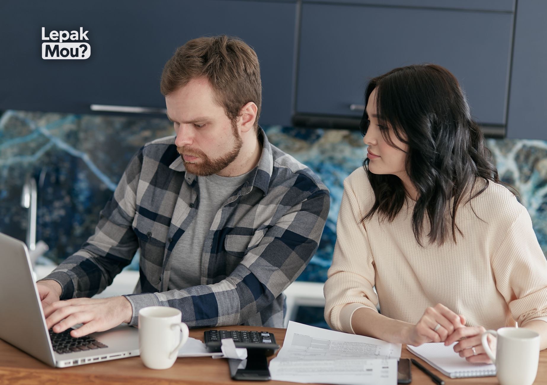 A couple disagreeing over money, a key financial red flag in a relationship
